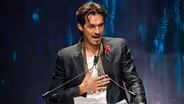 Omar Apollo Accepts the Hispanic Heritage Inspira Award