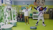 MISTER RITZ LEARNS TO DANCE WITH MR. MET