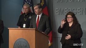 Video thumbnail: NC Emergency Management and Weather Coronavirus Briefing: NC Gov. Roy Cooper (03/19/20) Spanish
