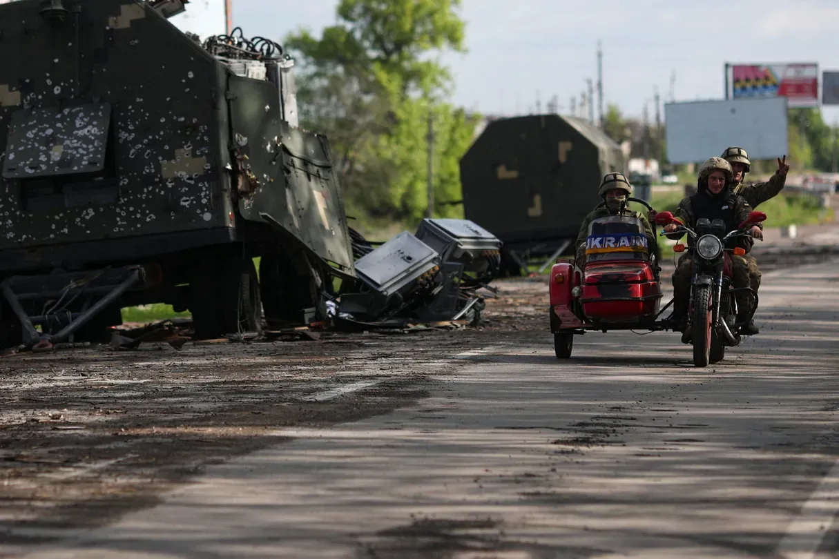 News Wrap: Russia leaves Kharkiv, GOP senators visit Kyiv