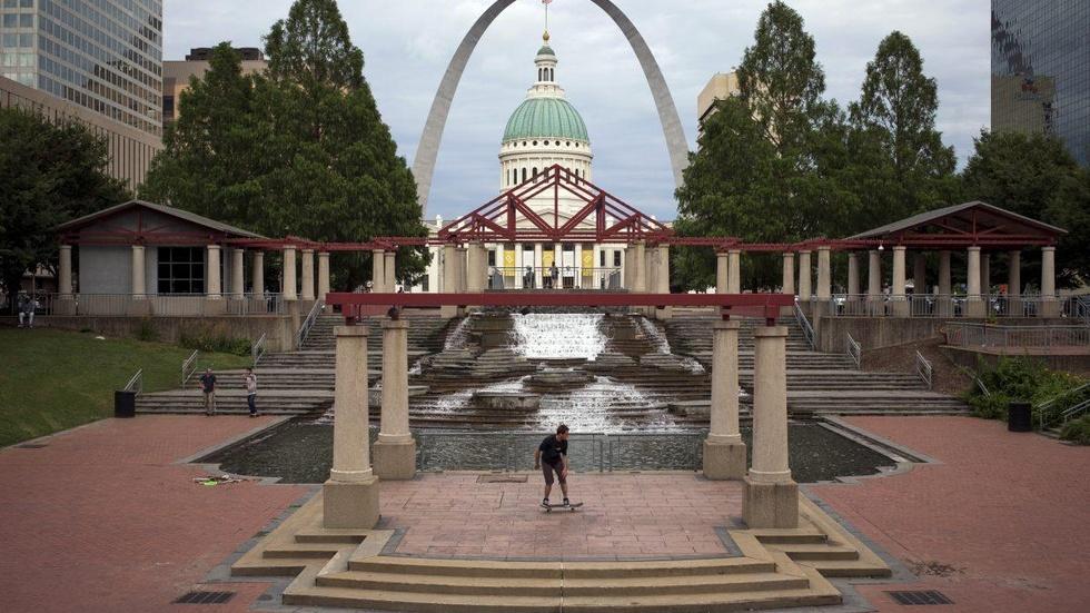 Missouri's blue-city, red-state divide over minimum wage image