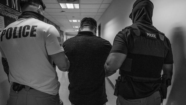 Photojournalist documents arrests at immigration hearings
