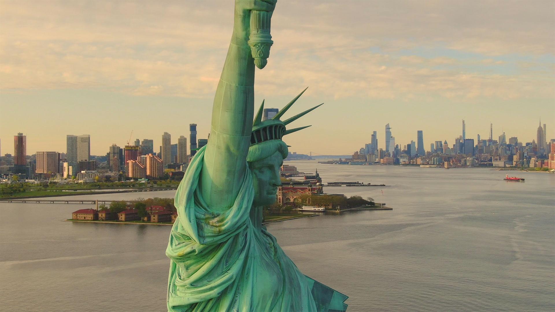 The Hudson River winds through much of New York State’s most beautiful natural scenery.