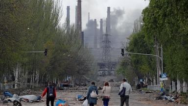 Civilians desperately try to flee Mariupol's hellscape