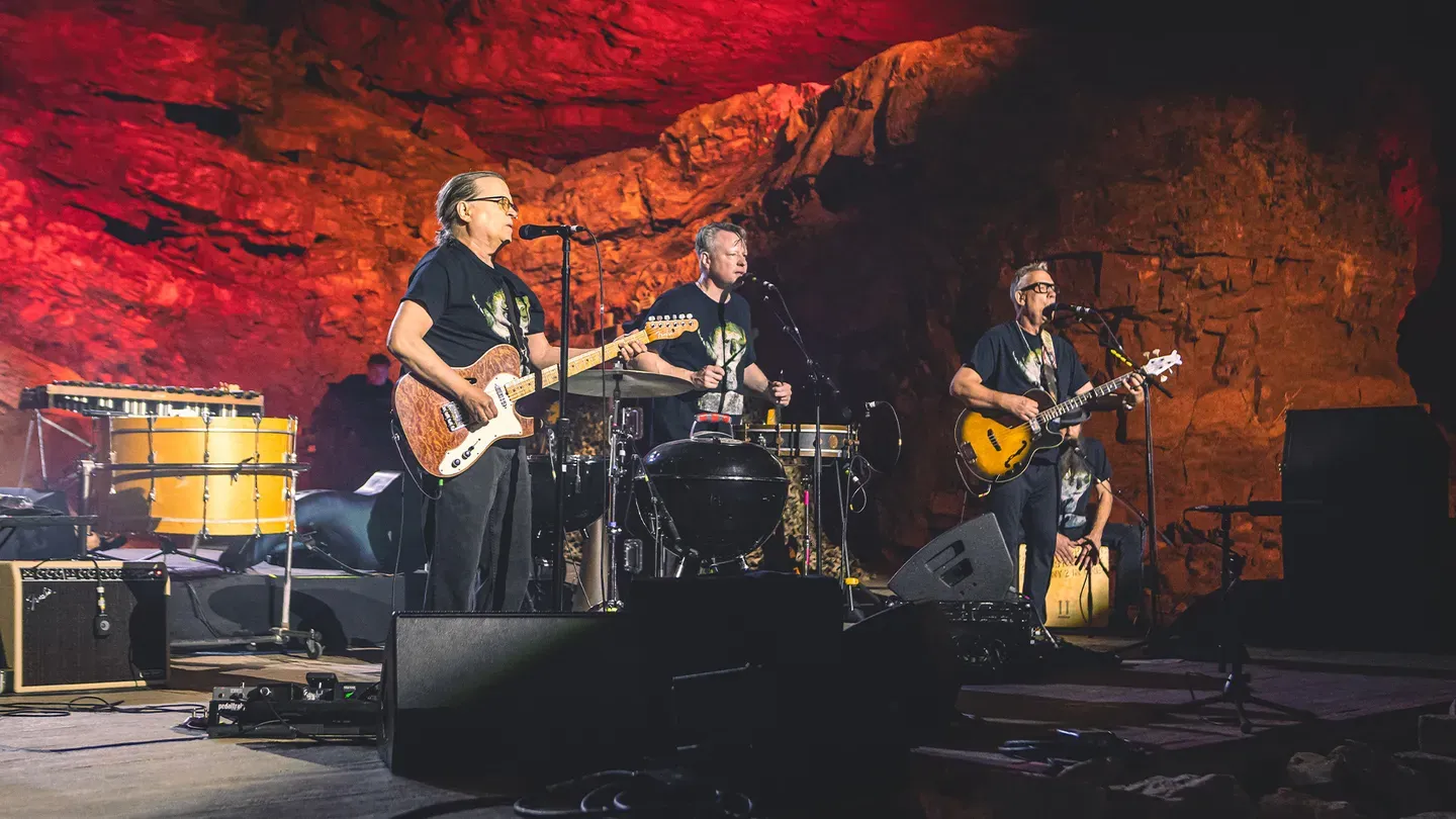 Violent Femmes Perform "Blister in the Sun"