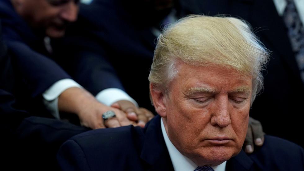 News Wrap: Trump again defends Charlottesville comments image