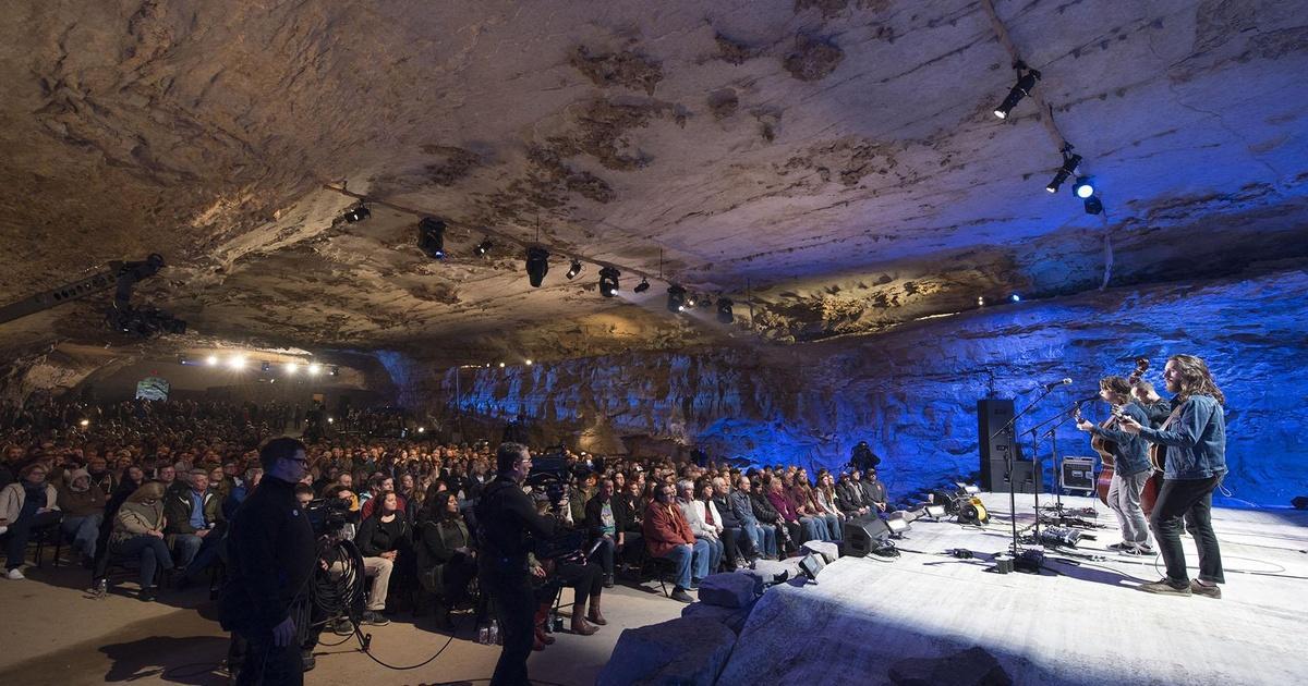 Bluegrass Underground Billy Strings "Dust in a Baggie" Season 8