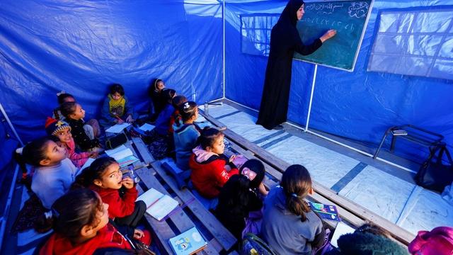 Gaza's students strive to learn despite shattered schools
