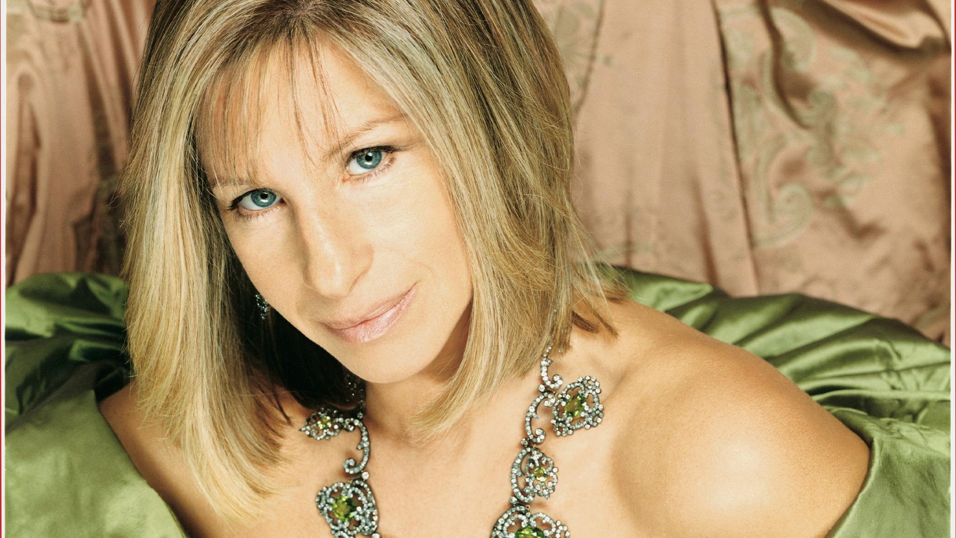 Enjoy a magical evening of songs filmed on New Year's Eve in 1999 at the Las Vegas MGM Grand Hotel.