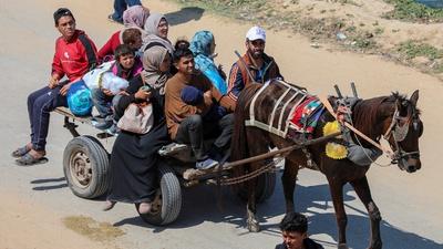 News Wrap: Displaced Palestinians move toward northern Gaza