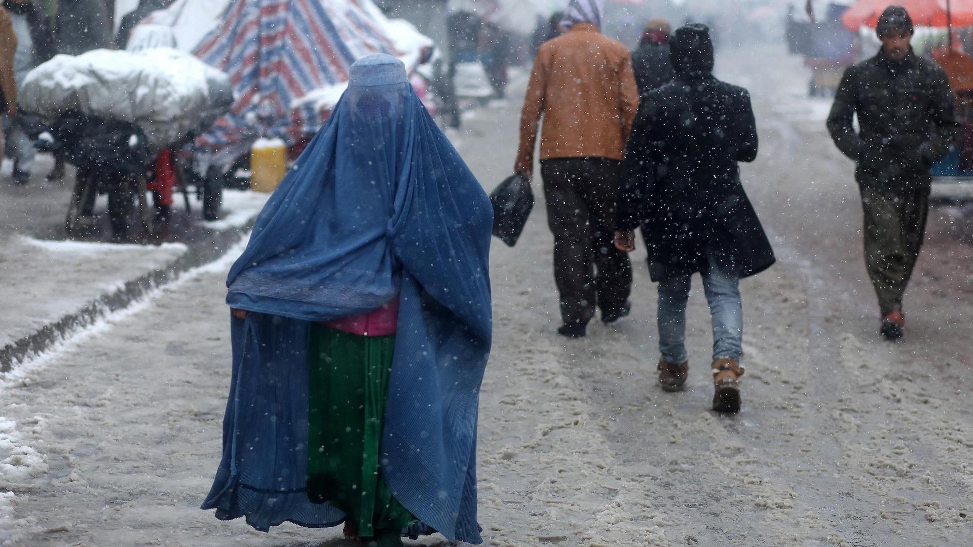 Harsh winter worsens humanitarian crisis in Afghanistan | PBS News Hour ...