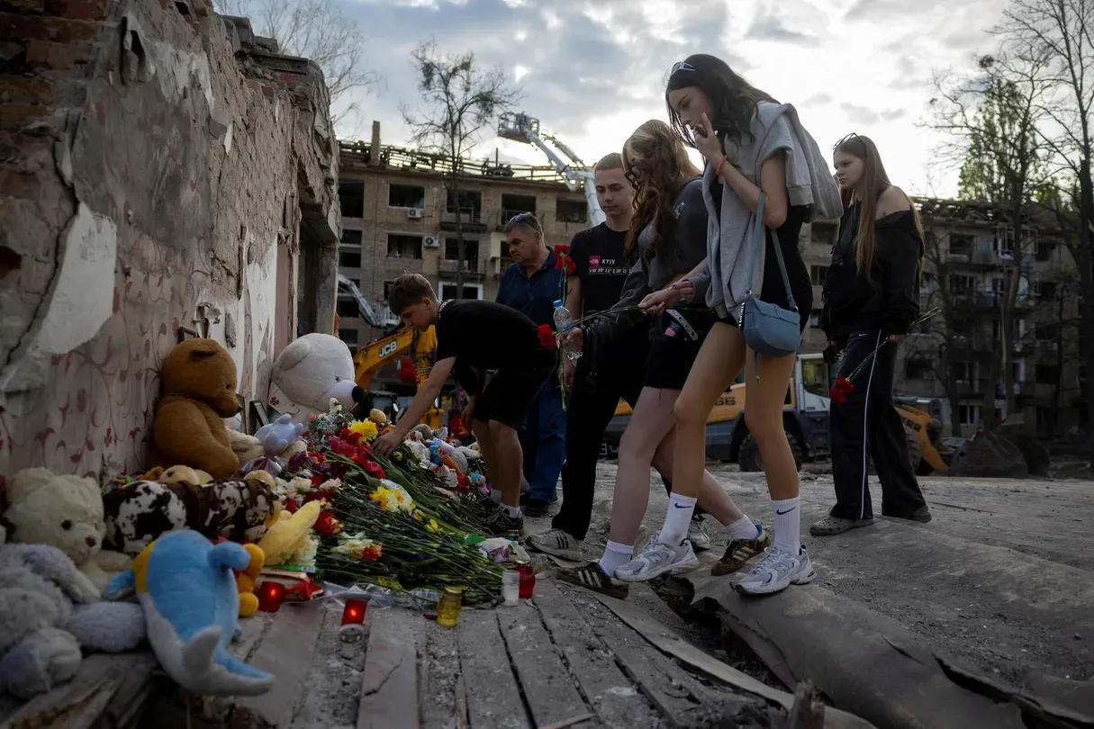 News Wrap: U.S. envoy meets with Putin for talks to end war