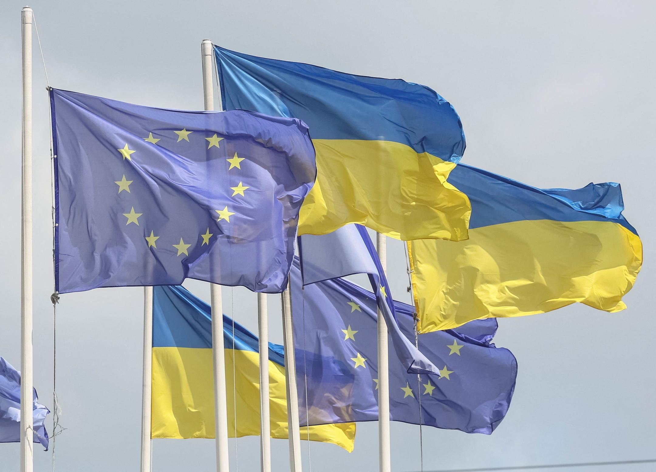 News Wrap: Trump plans to discuss Ukraine's future borders with Putin
