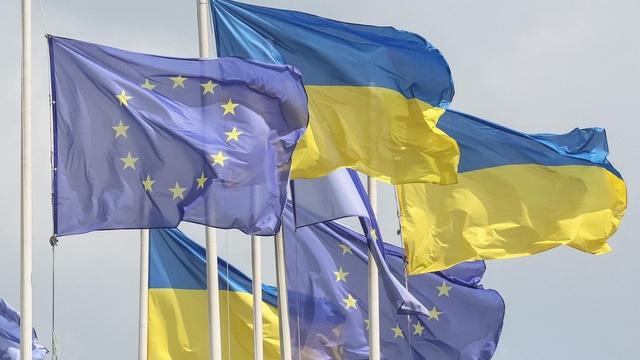 News Wrap: Trump plans to discuss Ukraine border with Putin