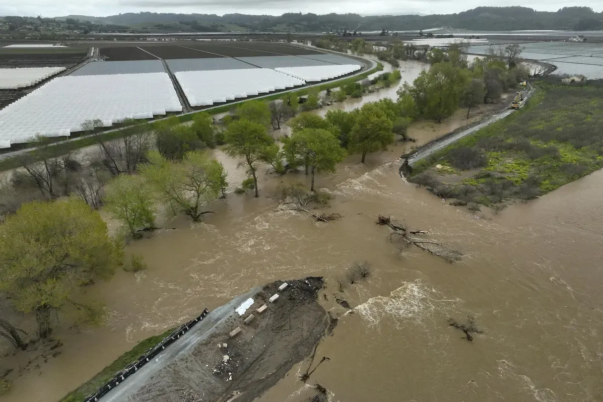 News Wrap: Winter storms bearing down on both U.S. coasts