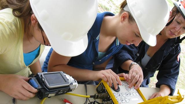 SciGirls | Robots to the Rescue! - Full Episode