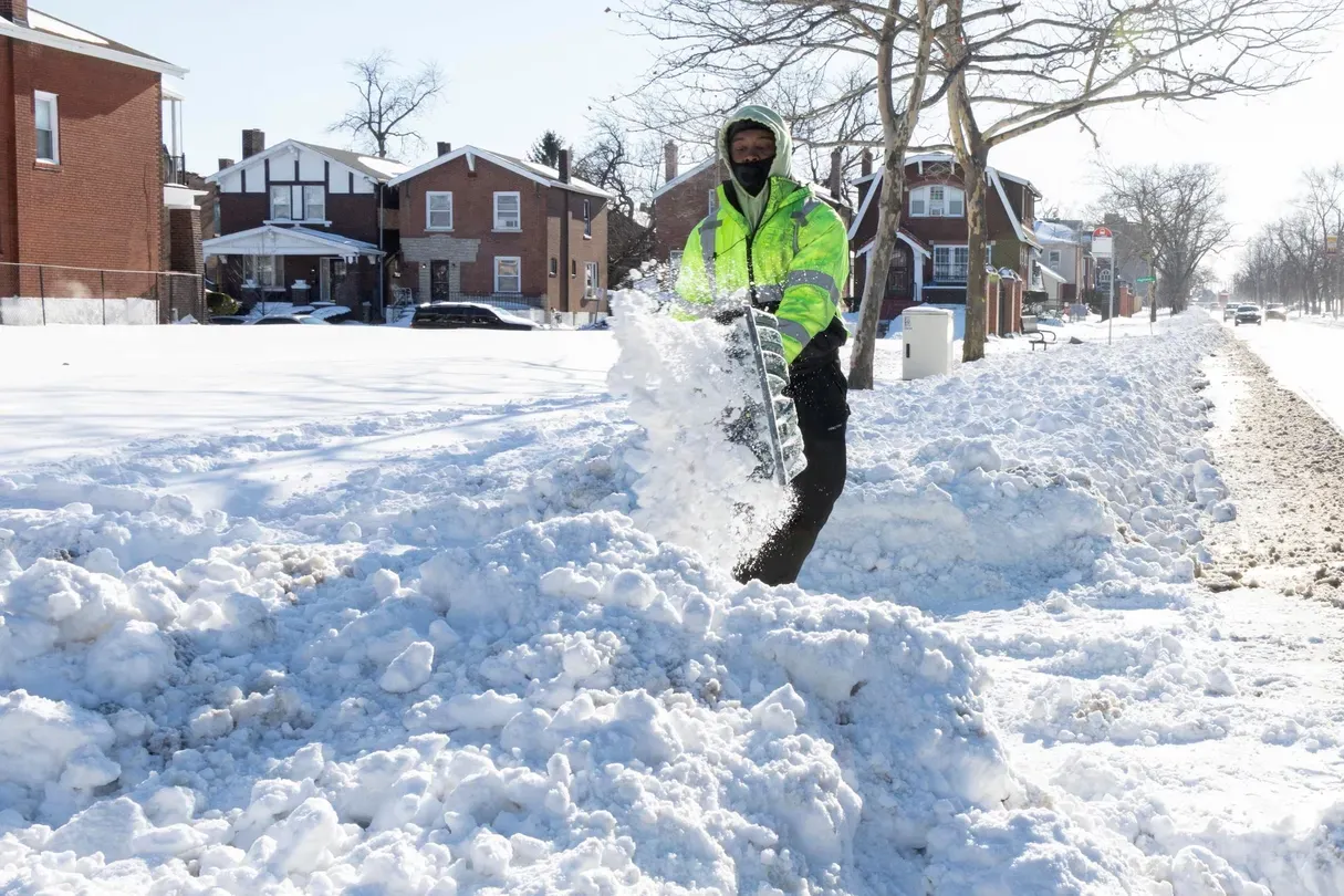 News Wrap: At least 42 deaths connected to winter storm