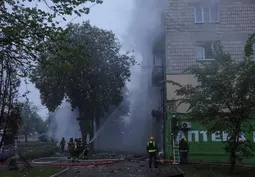 News Wrap: Ukrainian drones disrupt flights in Moscow
