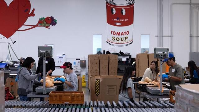 Uncertainty for SNAP recipients as shutdown enters new month