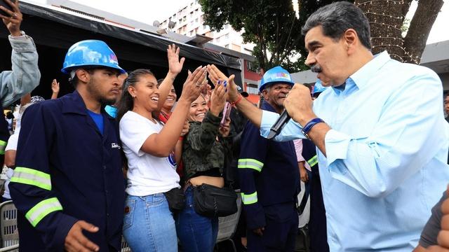 News Wrap: Trump declares Venezuela's airspace 'closed'