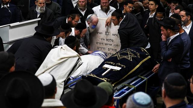 News Wrap: Israel mourns victims of synagogue shooting