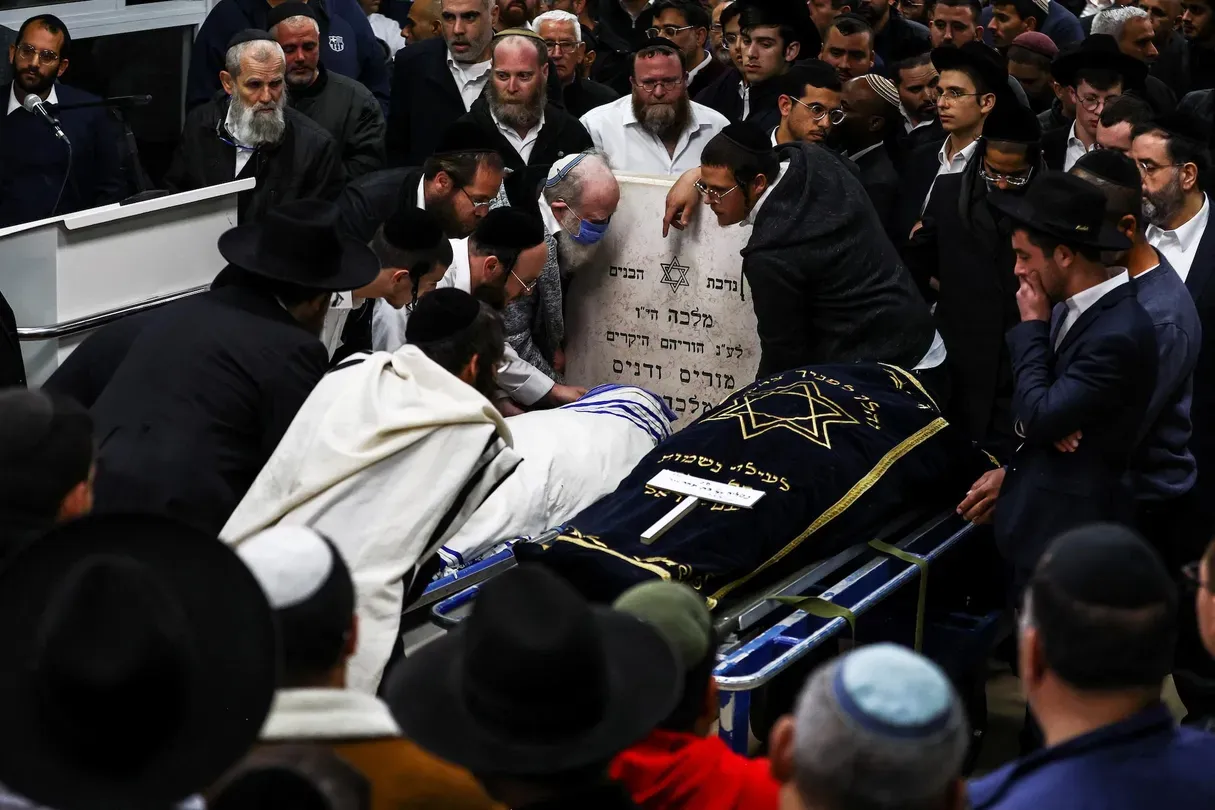 News Wrap: Israel mourns victims of synagogue shooting