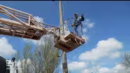 Ukrainians brave Russian shelling to restore power