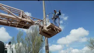 Ukrainians brave Russian shelling to restore power