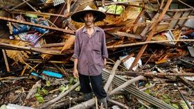 Video thumbnail: PBS NewsHour After surprise tsunami, Indonesia in mourning, on edge