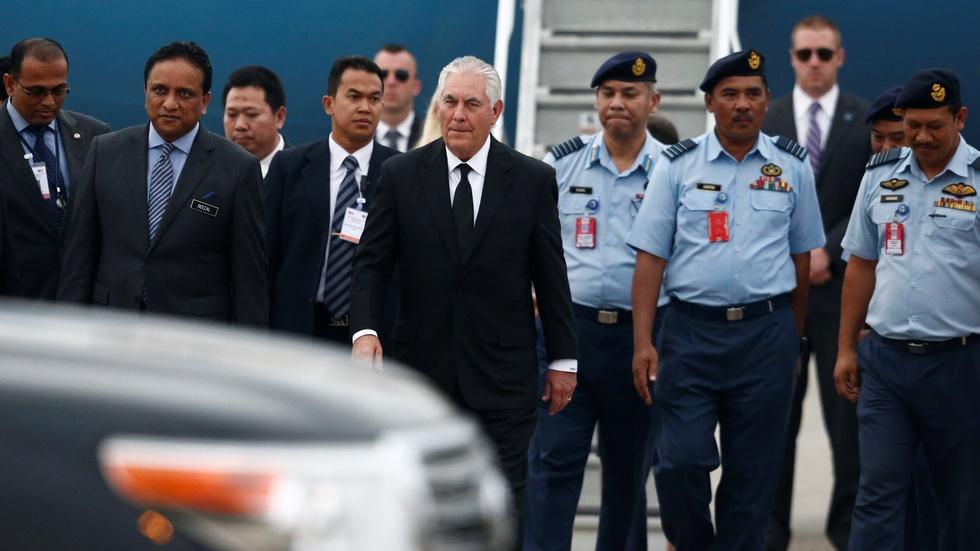 North Korea squabble draws sharply different responses image