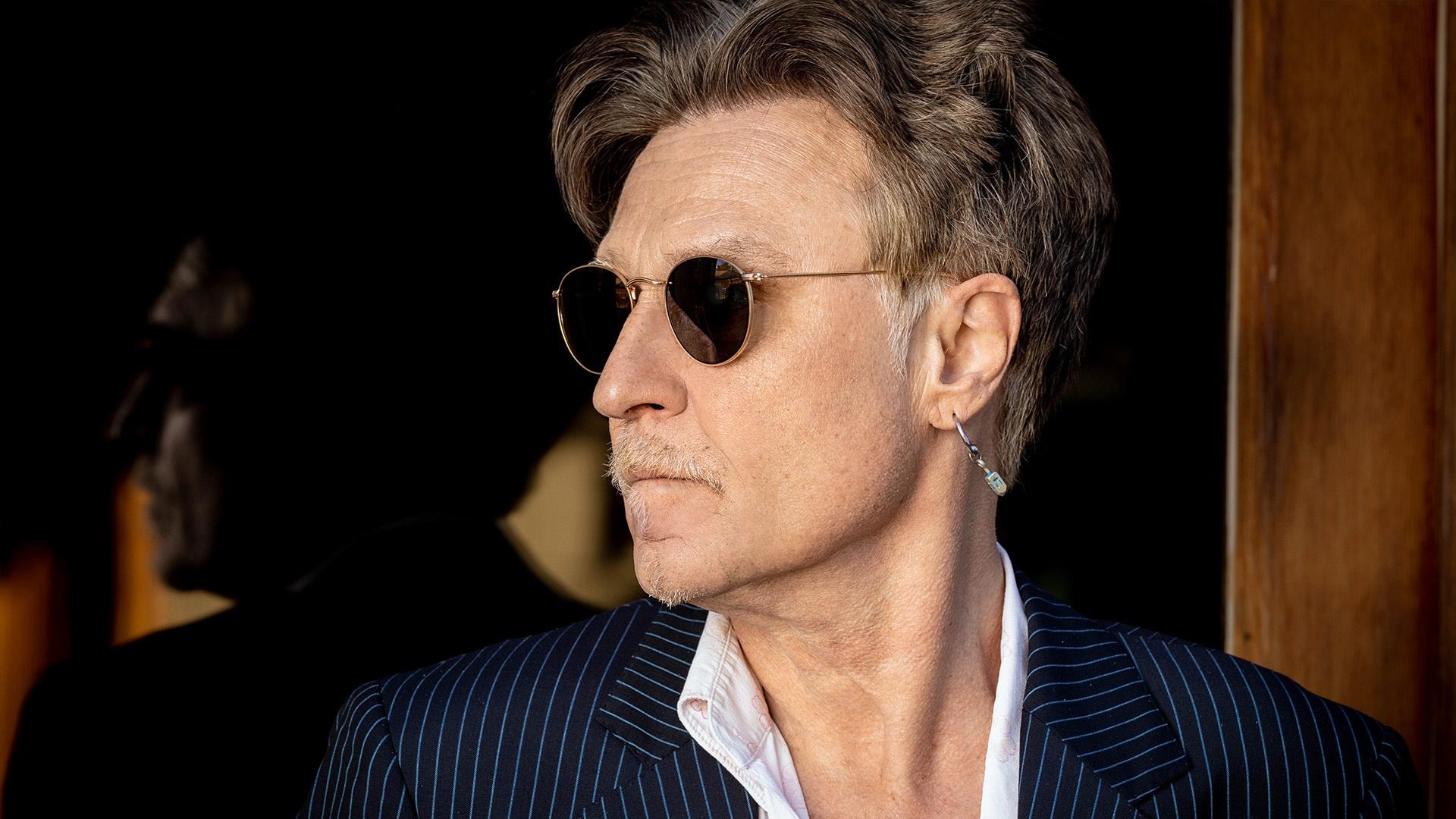 Rick Springfield, Wang Chung and John Waite perform their biggest hits of the decade.