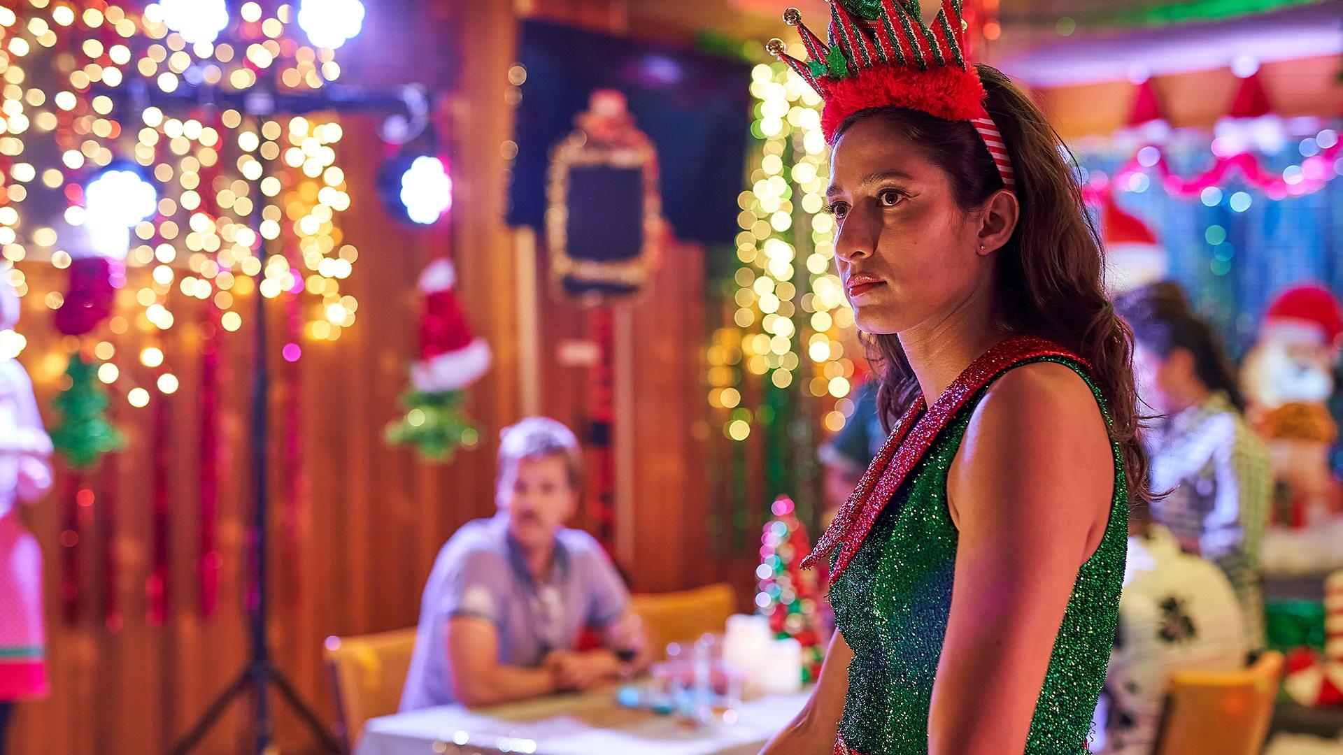 It’s Christmas Eve. Wayne, Mira and Matty attend a jet ski accident. Pete opens up.