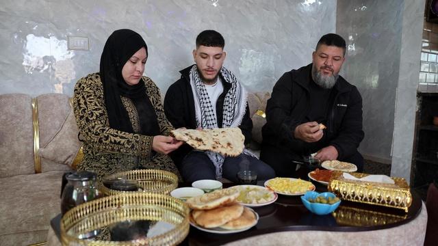News Wrap: Israel, Hamas exchange more prisoners, hostages