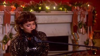 Norah Jones Sings "Christmas Calling"