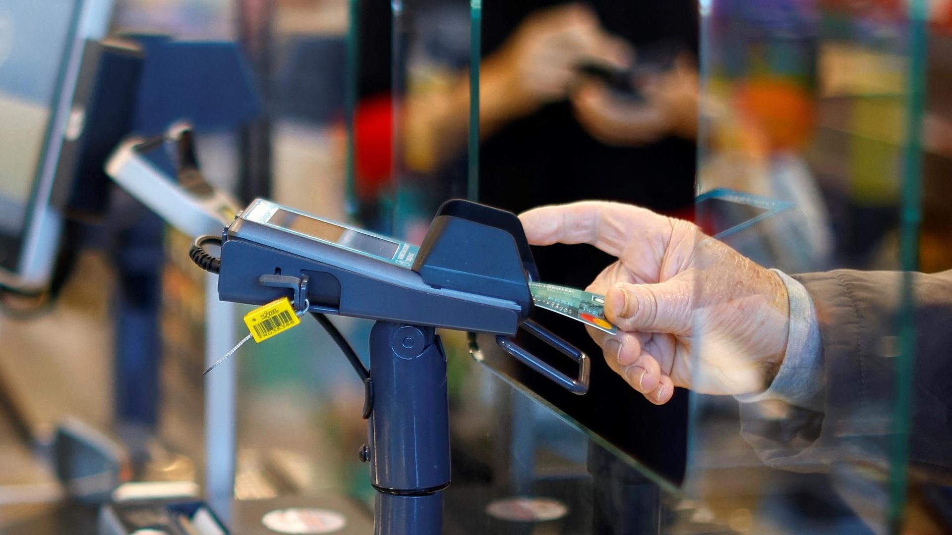 Rising prices push many Americans into credit card debt | PBS News Hour ...