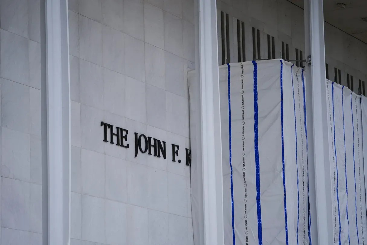 News Wrap: Kennedy Center warns of 'fiscal collapse'