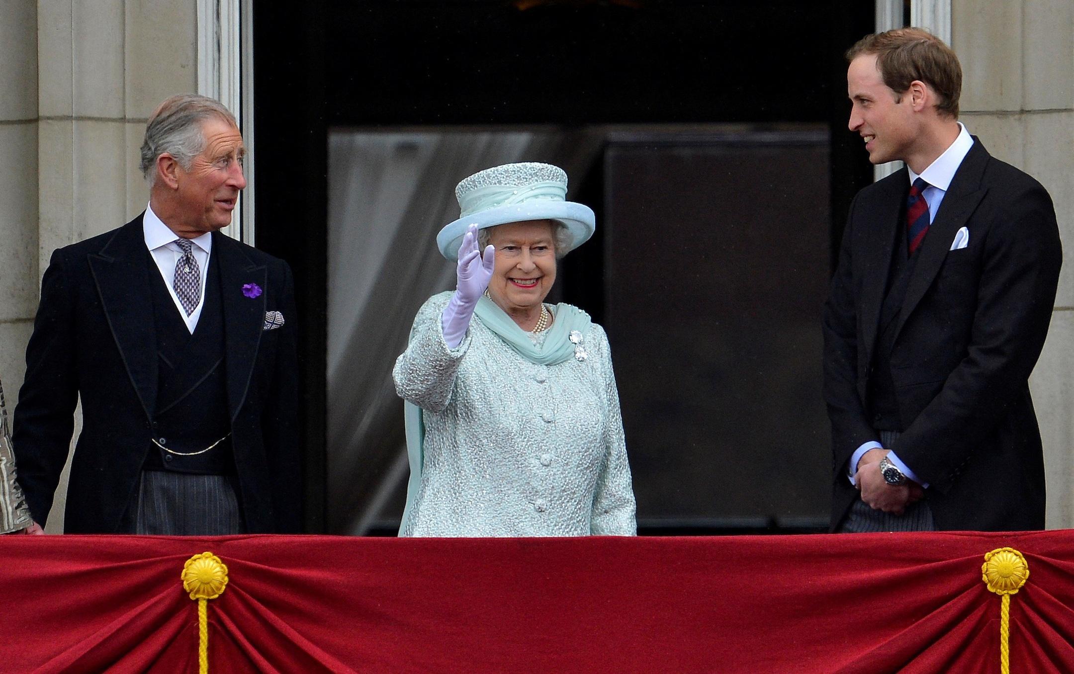 Crowds gather in UK to mourn Queen Elizabeth II