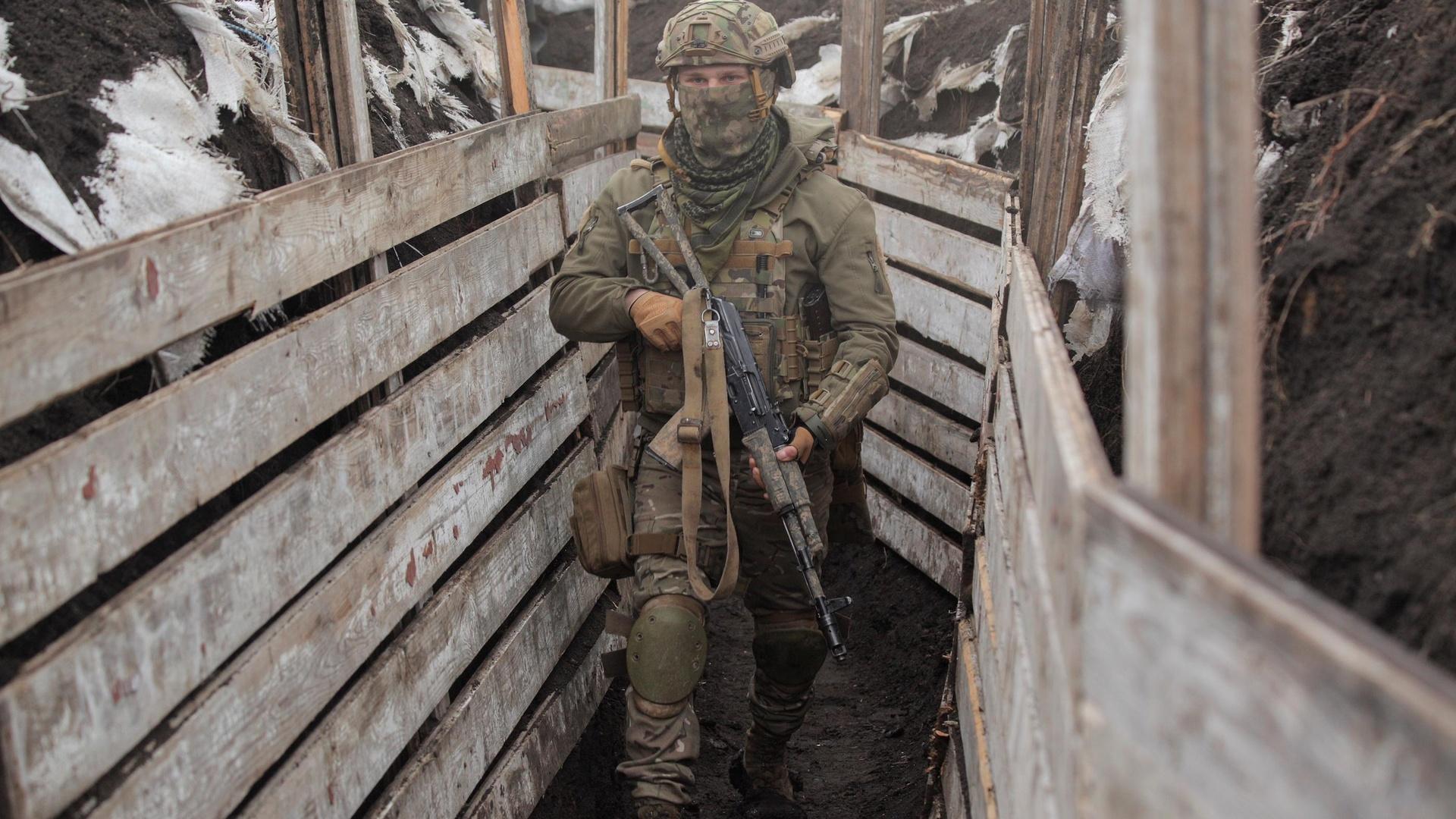 Thousands of Russian troops amass on Ukraine's border | PBS NewsHour