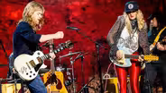 ELIZABETH COOK performs 'Perfect Girls of Pop'