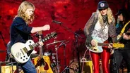 ELIZABETH COOK performs 'Perfect Girls of Pop'