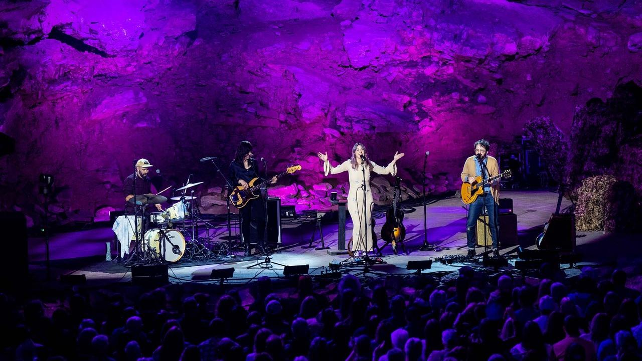 The Caverns Sessions | LINDSAY LOU performs 'Love Calls'