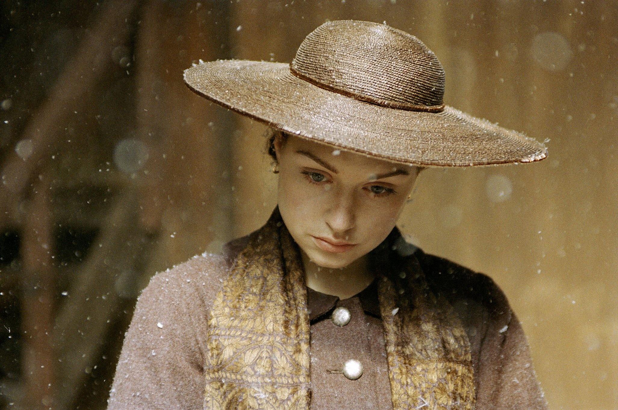 Middle-class Margaret is uprooted from rural Hampshire to live in a northern mill town.