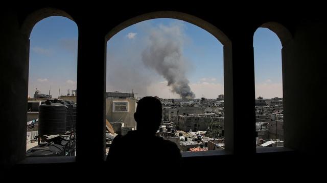 Israel seizes Gaza crossing as cease-fire hangs in balance