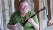 Musician Jon Pickow sings Pretty Saro