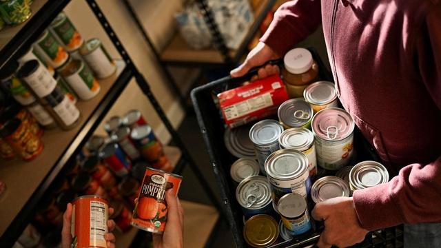 Federal workers struggle without pay amid long shutdown