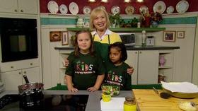 Video thumbnail: Kids in the Kitchen Kids in the Kitchen: Tortellini Vegetable Toss