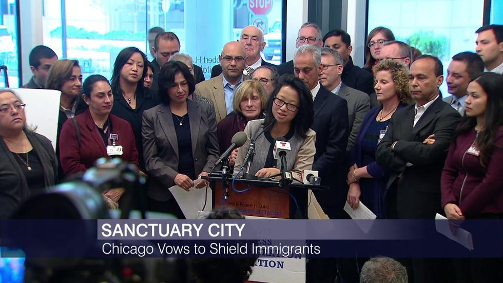 Mayor: Chicago to Remain a Sanctuary City for Immigrants image