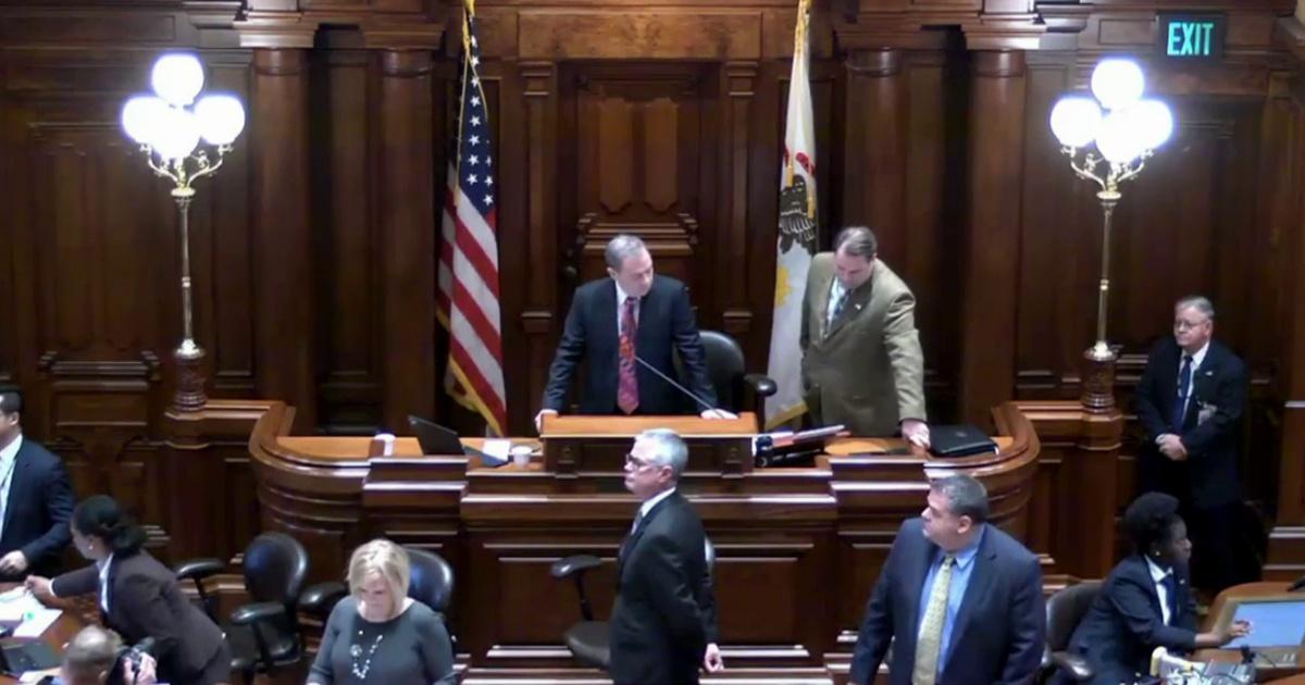 In Springfield, Lawmakers Adjourn for Good, Without a Budget