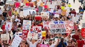 Video thumbnail: PBS NewsHour How 2020 Democrats are reacting to new state abortion laws