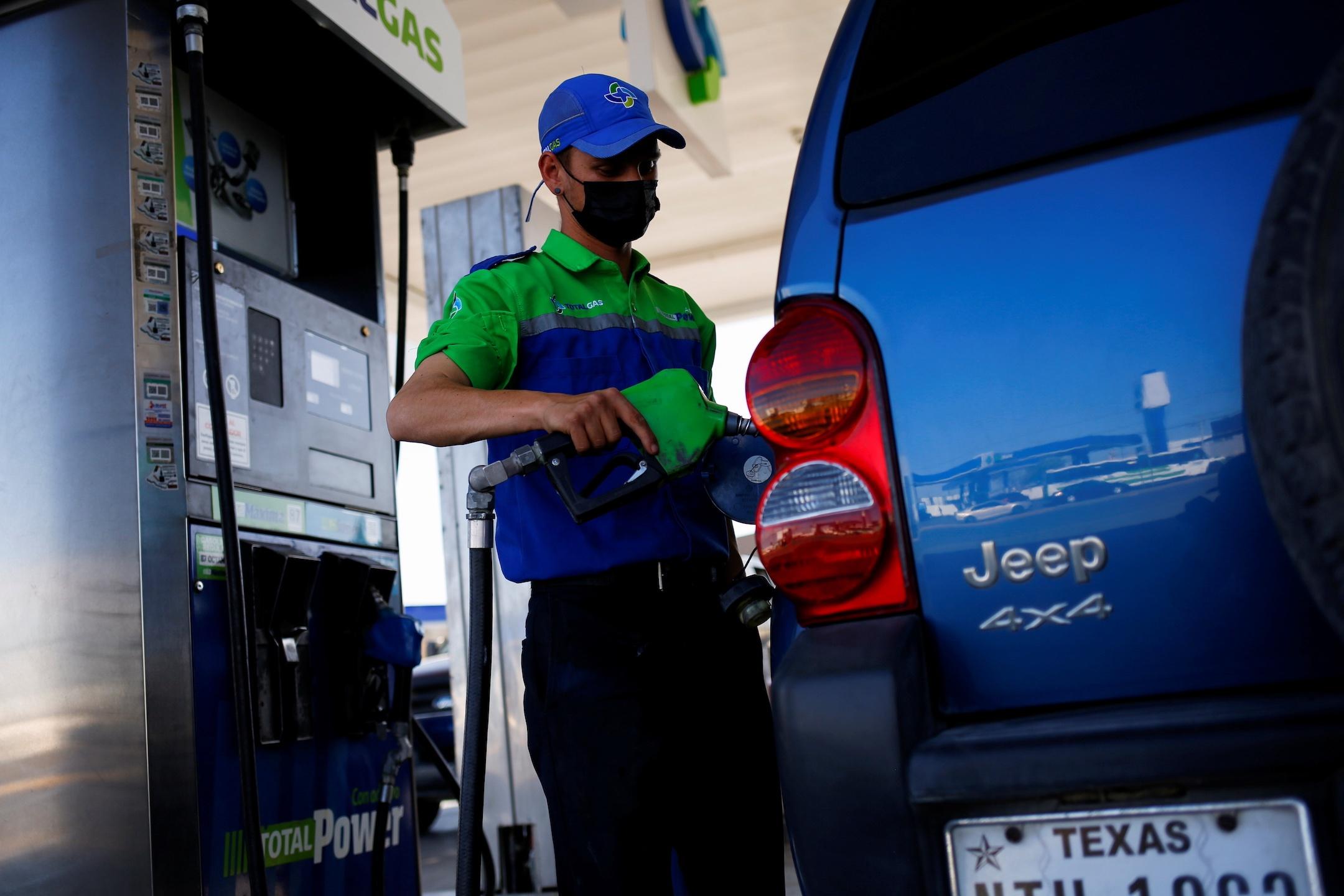 News Wrap: Nation's average gas price drops below $4